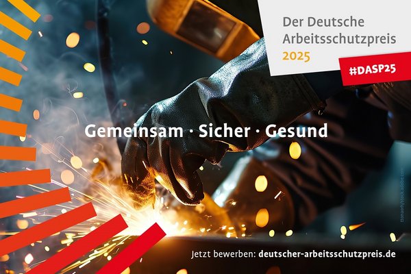Eine Person in Schutzkleidung arbeitet mit funkensprühendem Material - die Worte "Gemeinsam", "Sicher", "Gesund" stehen im Vordergrund. Oben rechts steht "Der Deutsche Arbeitsschutzpreis 2025".