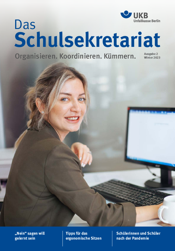 Schulsekretariat 2/2023 Motiv: Eine Frau sitzt vor Tastatur und Bildschirm.