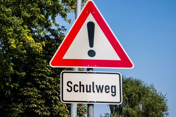 Ein Verkehrsschild, auf dem Schulweg steht.