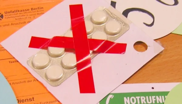 Bild mit Tabletten mit roten klebeband geklebt auf einem Papier.