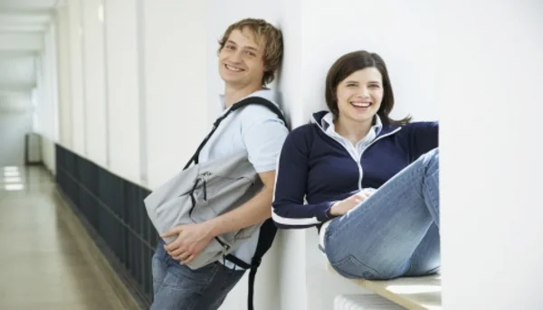 Studentin und Student auf einem Universitätsflur