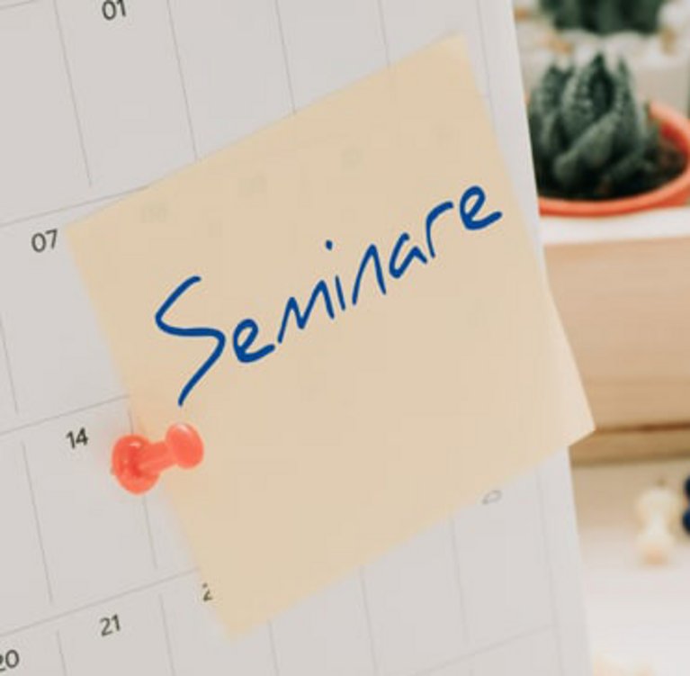 Kalender mit Post-it, auf dem das Wort Seminare steht.