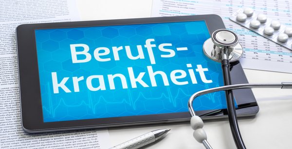Berufskrankheit Auf dem Display eines Tablets steht das Wort "Berufskrankheit".