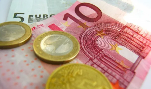 5 Euro Schien, 10 Euro Schein, zwei ein Euro Münzen, ein 50 Cent Stück