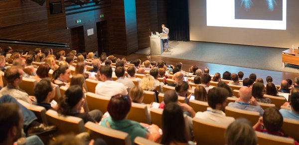 Studierende sitzen im Hörsaal