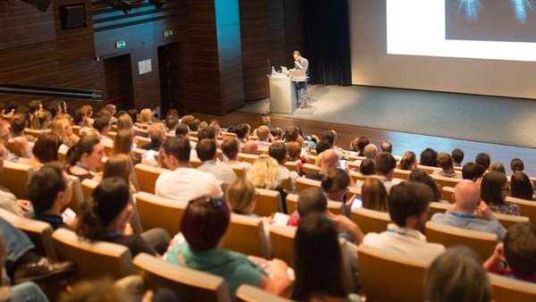 Studierende sitzen im Hörsaal