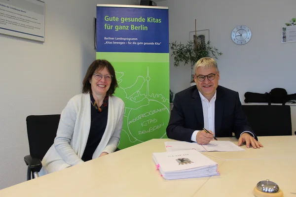 Annette Kuhlig und Michael Laßok bei der Unterzeichnung der Kooperation mit "Gesunde Kita" 2021