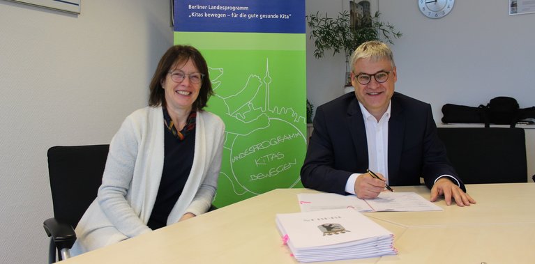 Annette Kuhlig und Michael Laßok bei der Unterzeichnung der Kooperation mit "Gesunde Kita" 2021