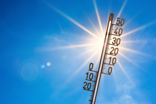 Ein Thermometer an einem heißen und sonnigen Tag.