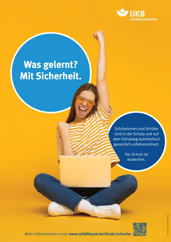 Auf dem Boden sitzende Schülerin, die Laptop im Schoß hat und freudig eine Faust in die Höhe streckt 