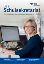 Schulsekretärin am Computer