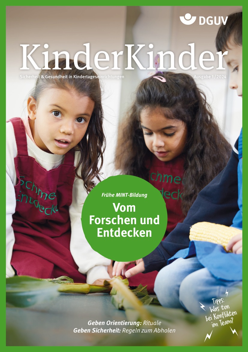 Titelbild der Zeitschrift KinderKinder, Ausgabe 1/2024. Drei Kinder spielen zusammen.