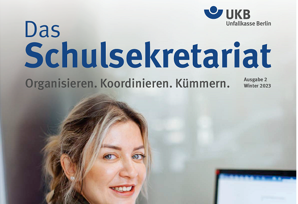 Titelbild des Magazins Das Schulsekretariat Ausgabe 2/2023 Motiv: Eine Frau sitzt am Schreibtisch vor Tastatur und Bildschirm
