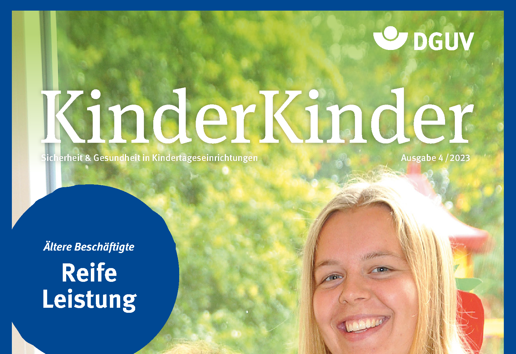 Titelbild des Magazins KinderKinder Ausgabe 4/2023 Motiv: Kita-Mitarbeiterinnen stehen lachend vor einem Fenster, durch das man das begrünte Kita-Außengelände sieht. Titelbild: Melanie Marschner