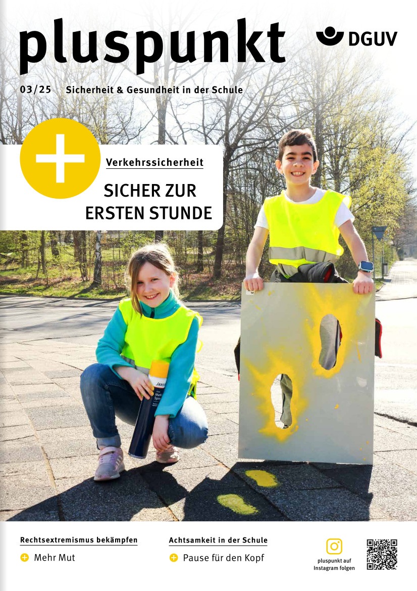 Titel pluspunkt Ausgabe 3/2025 Titel pluspunkt Ausgabe 3/2025. Zwei Kinder in Schullotsenwesten lächeln in die Kamera.
