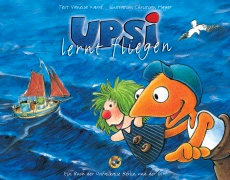 Cover "Upsi lernt fliegen" Auf dem Cover ist Upsi und seine Handpuppe. Dahinter ist ein großes Segel-Schiff.